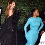 kim kardashian mostra l'intimo contenitivo di skims al vanity fair oscar party 2022