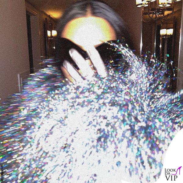 nelle immagini Kim ha mostrato anche il suo outfit brillante 