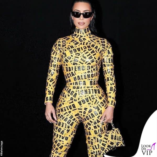 Kim Kardashian alla sfilata Balenciaga durante la Paris Fashion Week 