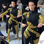 kim kardashian vestita di scotch alla sfilata balenciaga