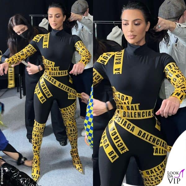 gli assistenti di Kim hanno ricoperto la bodysuit nera di nastro adesivo 