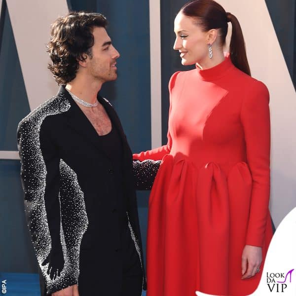 Sguardi romantici sul red carpet tra Joe Jonas e la moglie incinta Sophie Turner 