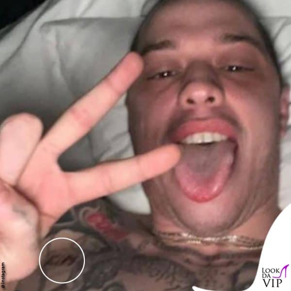 Pete Davidson si è fatto marchiare a fuoco sul petto la parola "Kim"