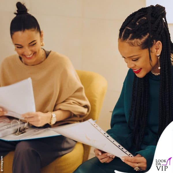 Rihanna e Amina Muaddi nel 2020, mentre lavorano sulla collezione Fenty 