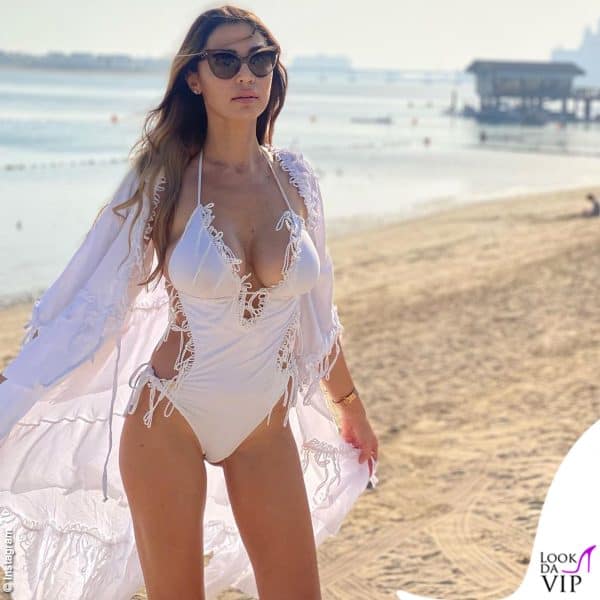 Come una diva, Cecilia Capriotti a Dubai con un costume Emamò