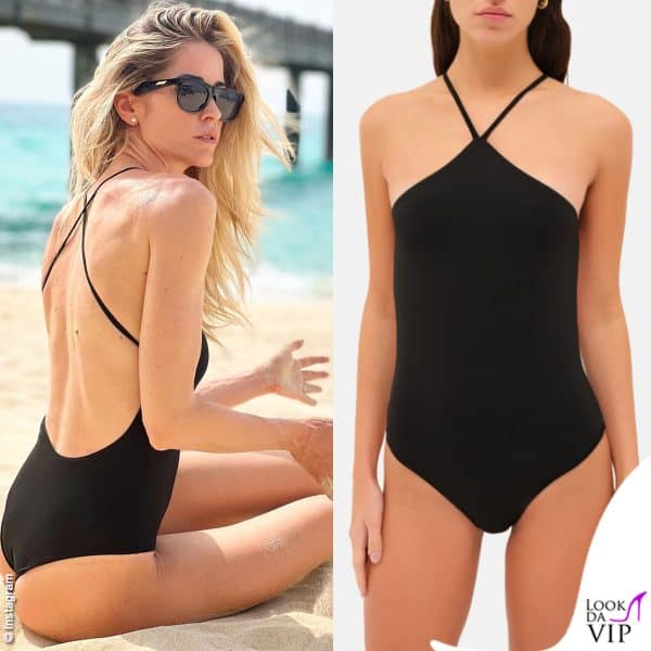 Elena Santarelli sofisticata in spiaggia con l'intero nero Ele collection