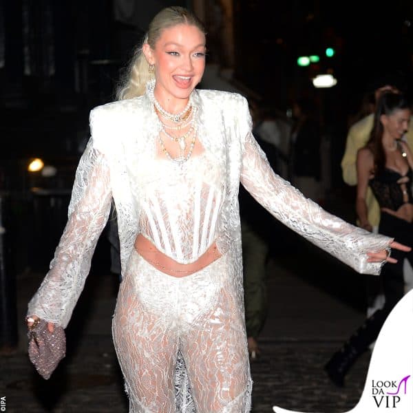 Gigi Hadid per le strade di New York: la top è pronta per la sua festa di compleanno 