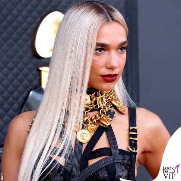 Sul red carpet Dua ha indossato un abito iconico di Versace 