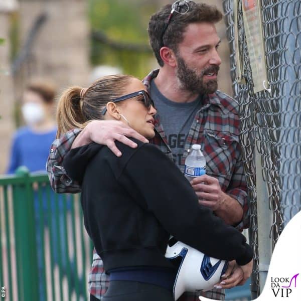 I due fanno coppia fissa da un anno: eccoli abbracciati mentre guardano Emme, la figlia di Jennifer, impegnata in una partita di softball 