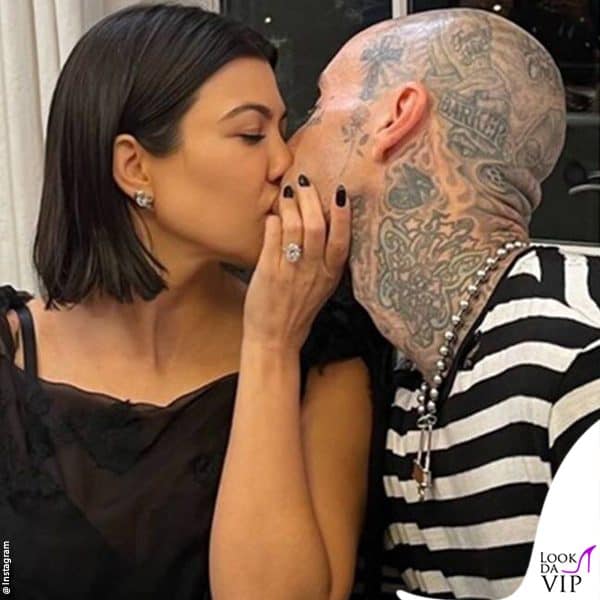 Travis Barker ha chiesto la mano di Kourtney Kardashian con un diamante dal taglio ovale da oltre 15 carati