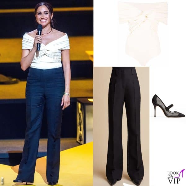 body e pantaloni Khaite, pump Manolo Blahnik 