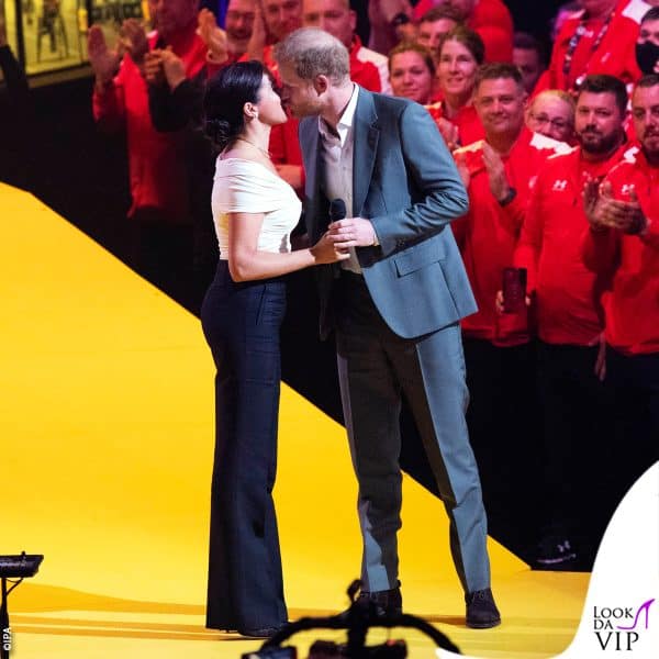 Harry e Meghan si scambiano un bacio alla serata di apertura della manifestazione sportiva 