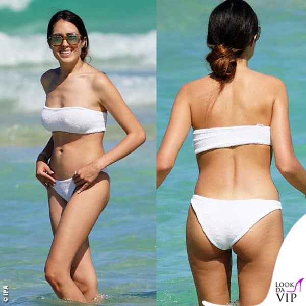 Nelle acque di Miami, Sharon Fonseca in costume bianco sembra una dea