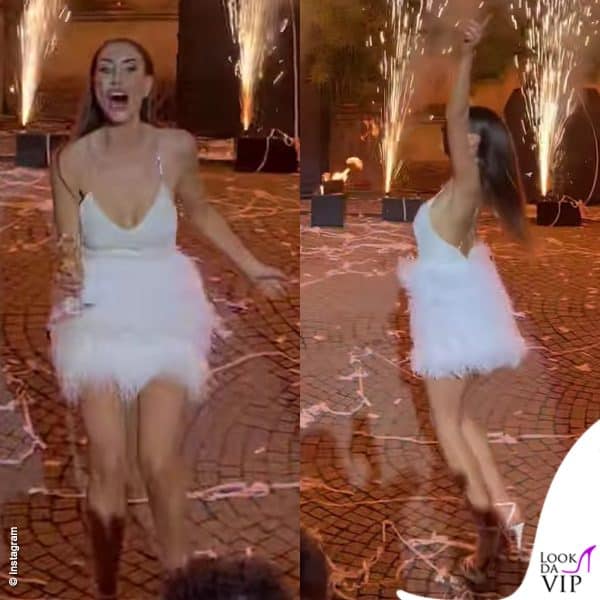 Per il party scopre le gambe con un abito corto e sbarazzino