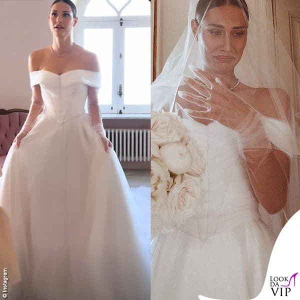 Il primo abito, una creazione Versace, è romantico e principesco, con corpetto a cuore e gonna ampia, accessoriato con guanti trasparenti e un lungo velo a balze appuntato sullo chignon