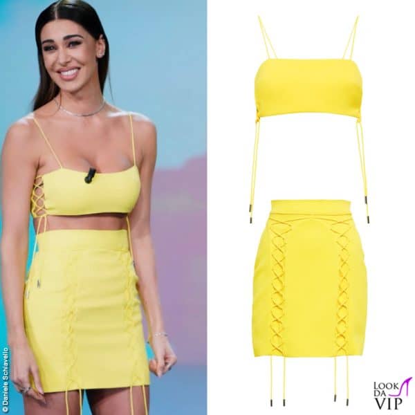 Luminosa e solare con il completo giallo della settima puntata  (look David Koma)