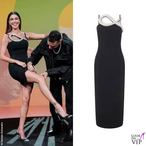 Il look dell'ultima puntata: una "coda di serpente" sul décolleté 