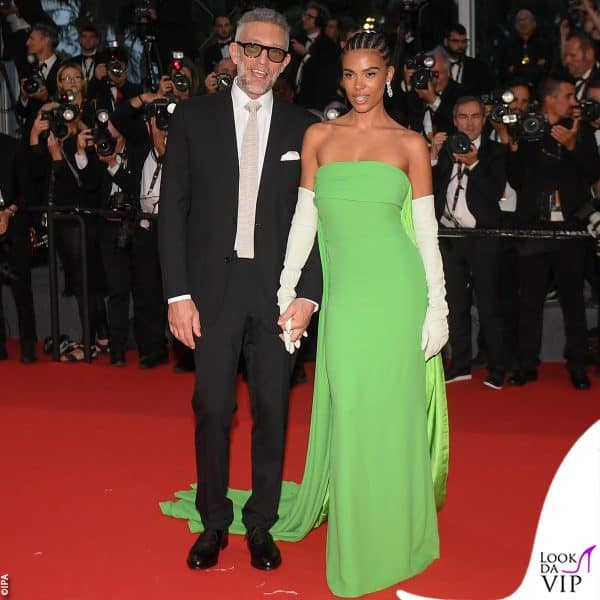 abito Valentino Haute Couture e scarpe Amina Muaddi per Tina Kunakey, sul red carpet col marito Vincent Cassel 