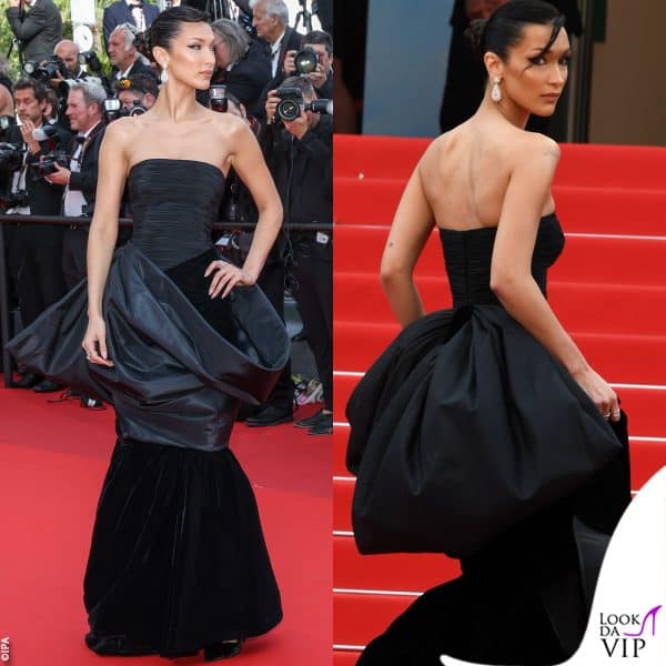 Bella Hadid con un abito d'archivio Versace del 1987 e gioielli Chopard