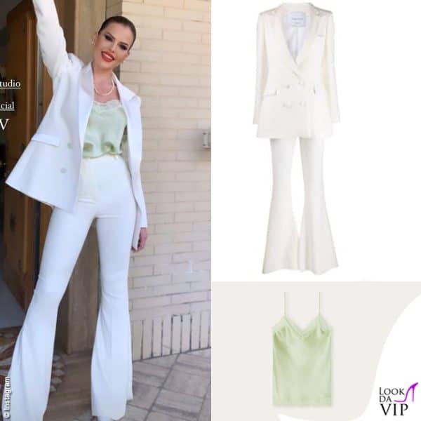 La funzione religiosa di Carlotta Dell'Isola è stata riservata e per pochi intimi e anche il look era discreto: tailleur bianco Hebè Studio e canotta verde Intimissimi