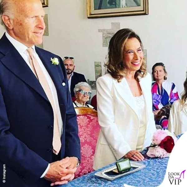 Cesara Buonamici per il matrimonio civile con Joshua Kalman ha scelto un tailleur bianco