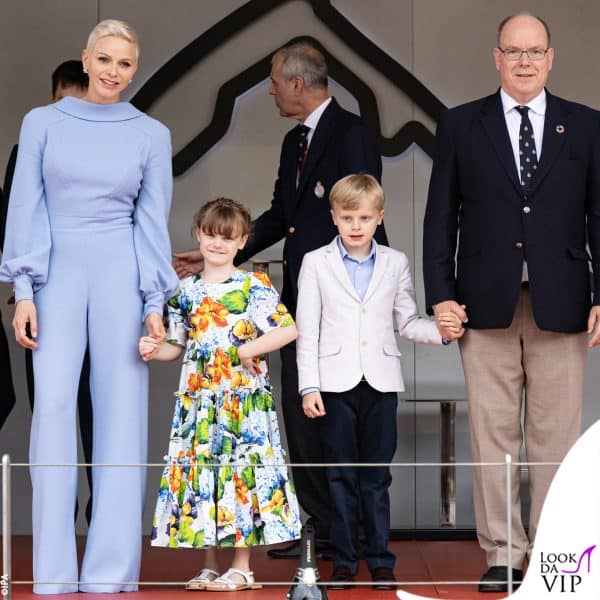 Alberto, Charlene e i figli durante la premiazione 