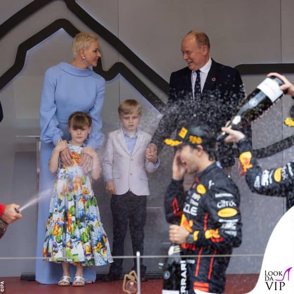 i piccoli stretti a mamma e papà mentre i piloti festeggiano 