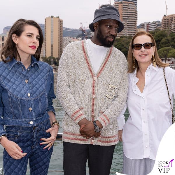 Charlotte e Carole in posa con il cantante francese Abd al Malik 