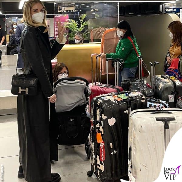 Chiara Ferragni in aeroporto in partenza da Milano 