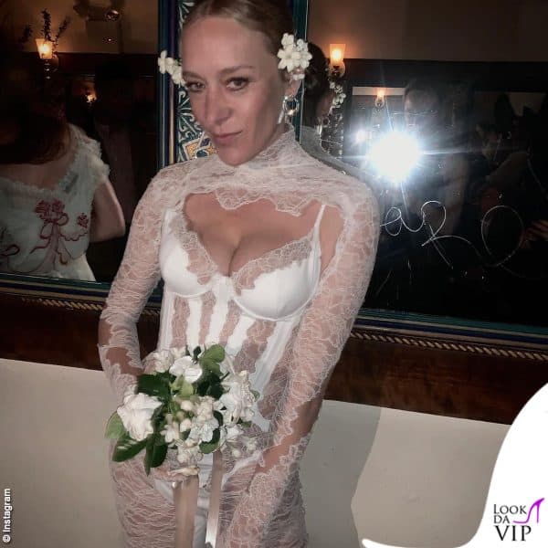 Per il party Chloe veste Mugler, con trasparenze audaci e la scollatura provocante