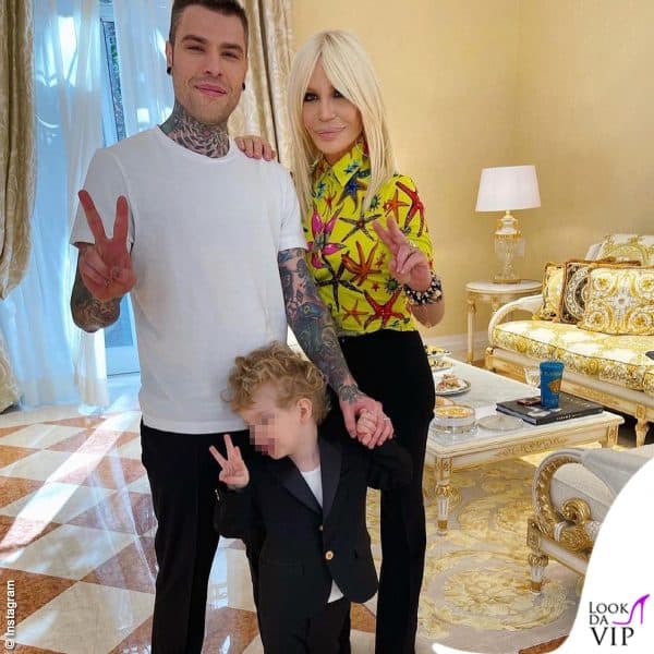 Fedez con Leone e Donatella al fitting per Sanremo 2021 