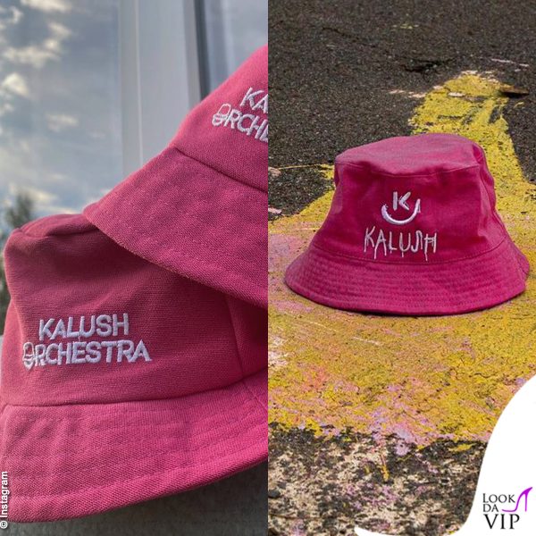 Il bucket rosa è stato scelto dalla band come merchandise ufficiale