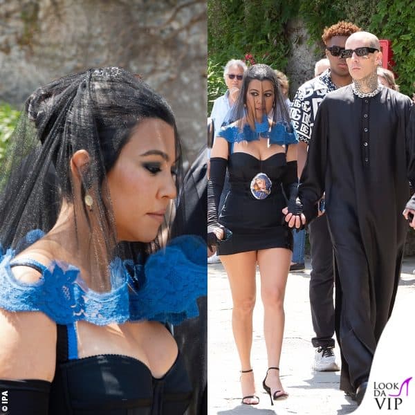 minidress e velo blu per Kourtney, tonaca per Travis
