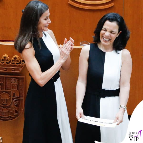 Letizia il 4 maggio a una premiazione... una delle vincitrici si è presentata con lo stesso abito della Regina 