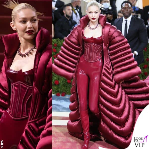 sotto all'enorme piumino la top indossava una catsuit attillata 