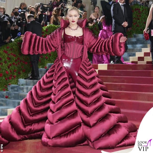 Gigi Hadid nel suo outfit infuocato di Versace 