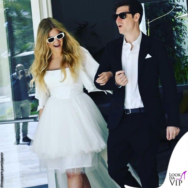abito corto e occhiali da sole abbinati per la sposa 