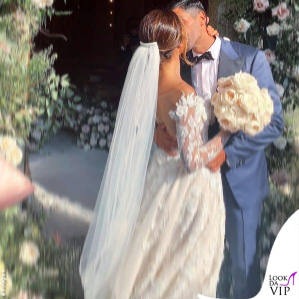 chignon, velo e romantici pizzi per Giorgia 