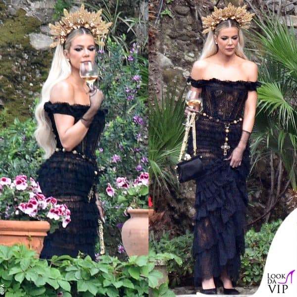 corona oro e abito nero in pizzo per Khloe Kardashian