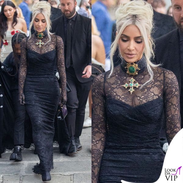 pizzo nero e croce al collo per Kim Kardashian