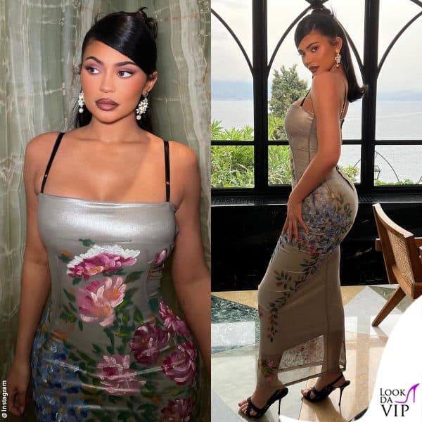 Kylie Jenner con un abito argento con dei fiori dipinti a mano 