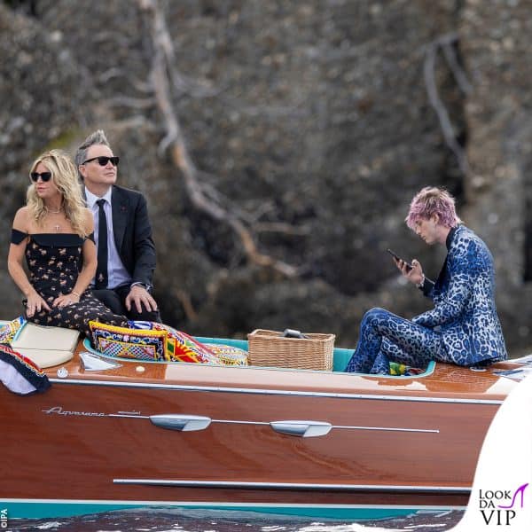 l'arrivo in barca di Mark Hoppus con la moglie Skye e di Machine Gun Kelly 