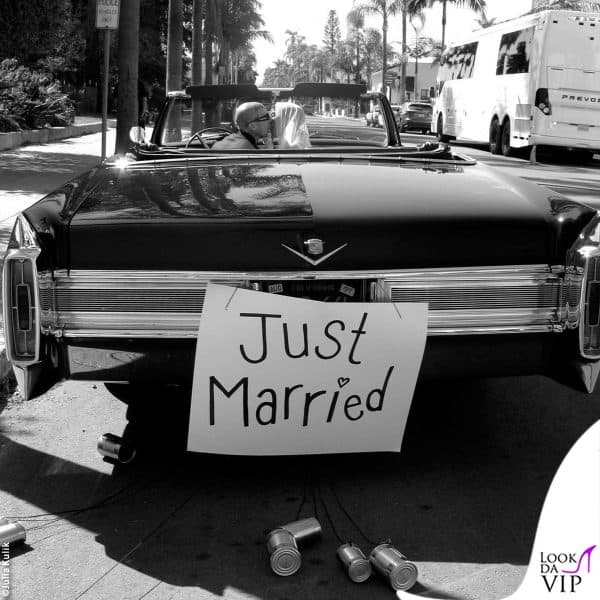L'auto vintage dei Kravis con le tradizionali lattine e la scritta "Just Married" 