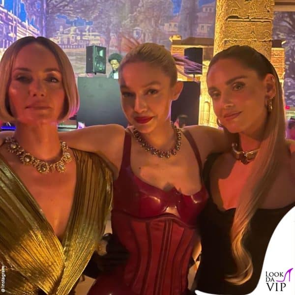 Chiara Ferragni in posa con "la rivale" Gigi Hadid e Amber Valletta 