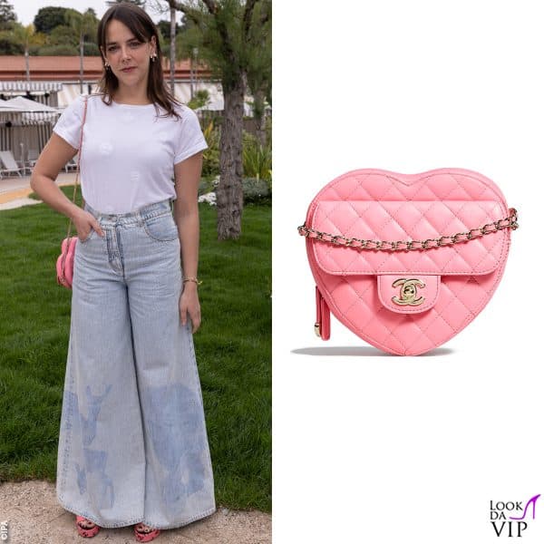 Pauline Ducruet in Chanel con una romantica borsa rosa a forma di cuore 