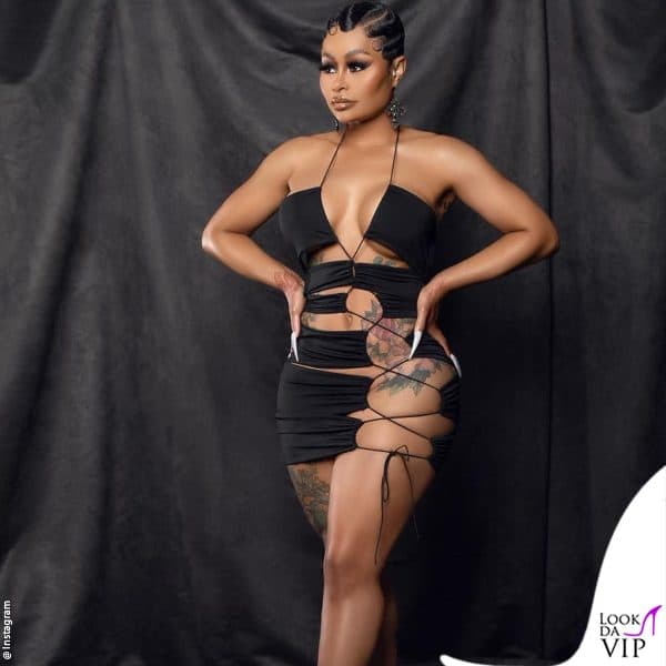 con un minidress della sua linea BlacChynaCloset