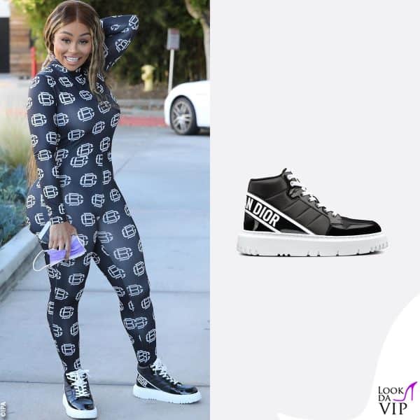 tuta aderente BlacChynaCloset e sneakers Dior per una passeggiata