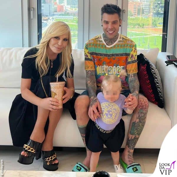 Fedez e Vittoria a casa di Donatella Versace 