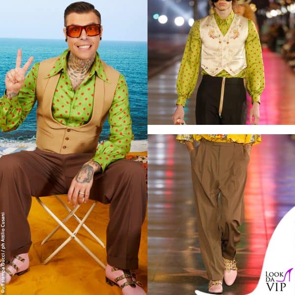camicia fantasia, pantaloni larghi e scarpe rosa per Fedez 