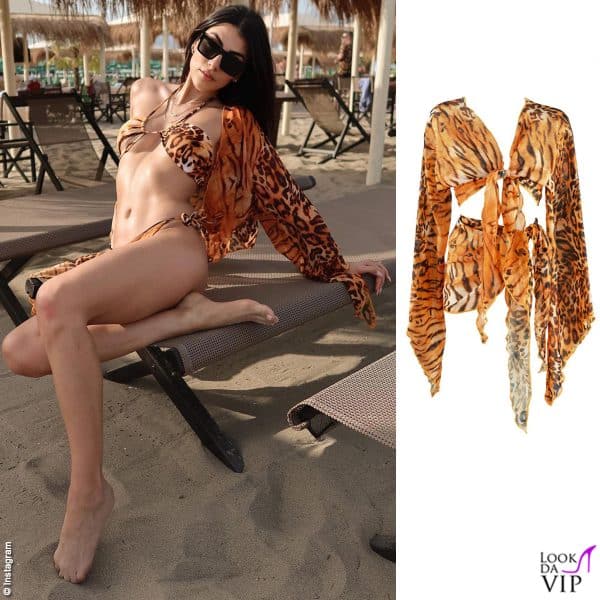 Giulia indossa il copricostume svolazzante abbinato al bikini